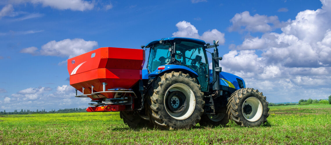 Two-disc fertiliser spreaders with mechanical drive nourishing winter crops.