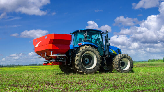 Two-disc fertiliser spreaders with mechanical drive nourishing winter crops.