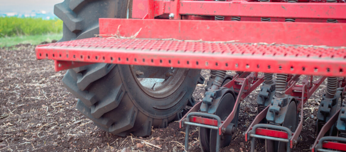 Seeder tractor, for precise spot application of fertilizers and seeds in the field.